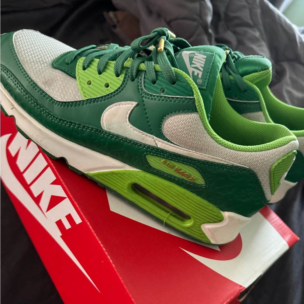 Men’s NIKE shoes. Size 10 in good condition.